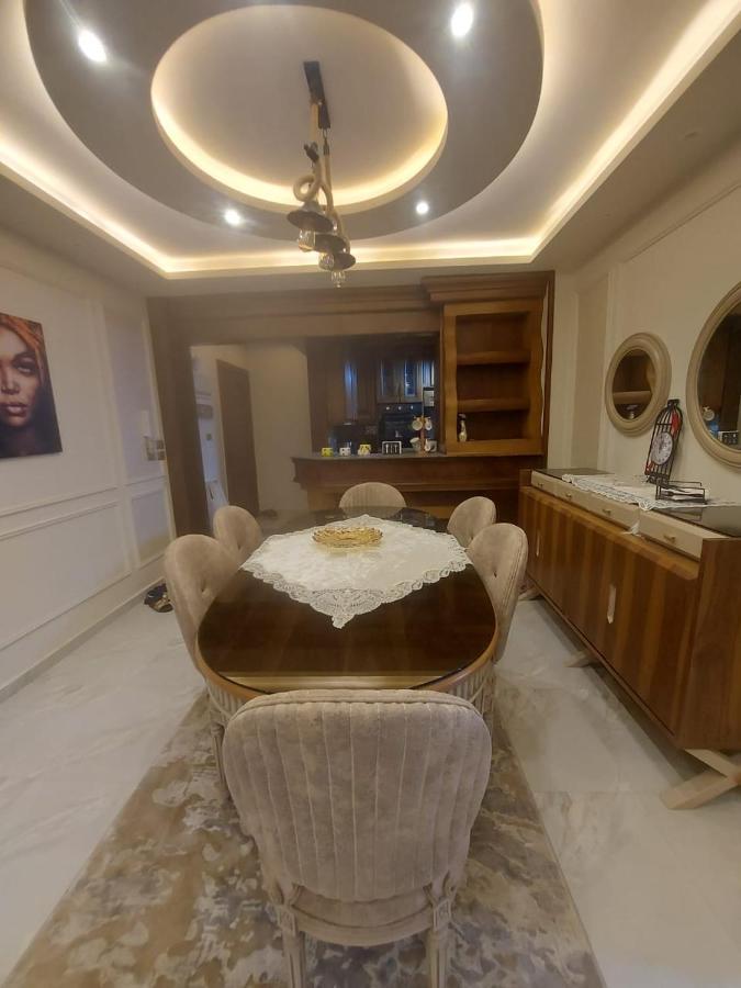 شقه في جاردينيا الماظه تحتوى على ٣غرف مكيفه وريسبشن وحمام ومطبخ وريسبشن وبلكونه بجوار سنتر الماظه وسنتر سيتي ستارز الدور الثالث ولها موقع متميز وبلكونه تطل علي مول الكمبوند Appartement Le Caire